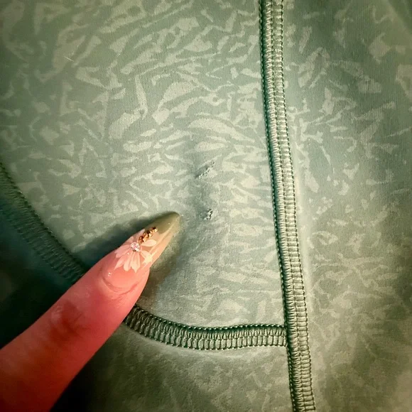 Lululemon Patterned Green Leggings w/Pockets, Size 6! - Picture 4 of 4